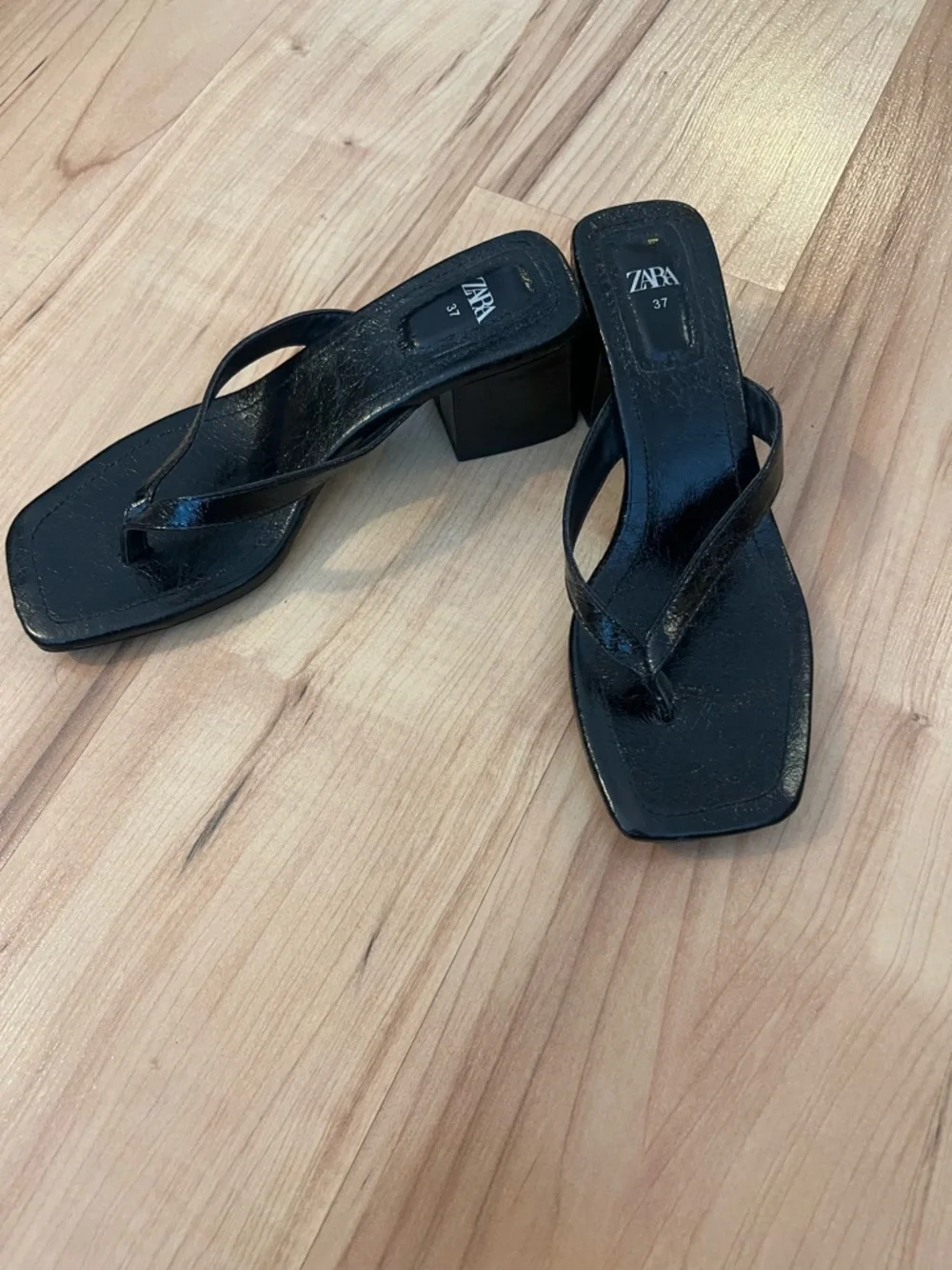 Zara Black Square-Toe Block Heel Thong Sandals - Picture 2 of 4